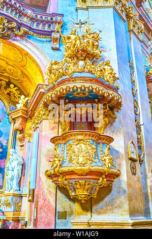 Wien, Österreich - 18 Februar, 2019: Die schöne Gilden Kanzel der Peterskirche mit der Skulptur der Toly Trinity am oberen geschnitzt, am 18. Februar Stockfoto