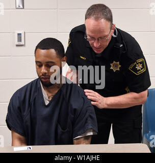 Racine, Wisconsin, USA. 1. Juli 2019. DALQUAVIS T. WARD, 26, ist erklärte Abgeordneten zu folgen, nachdem er seine erste Video aussehen in Racine, Wisconsin Hof von den Racine County Gefängnis Montag Juli 1, 2019. Kaution wurde auf $ 5 Million auf Aufladungen, die er geschossen und getötet dienstfreier Racine Polizisten John hetland Juni 17 Wenn Hetland versucht Gemeinde während eines bewaffneten Raubes an teezers Bar und Grill in Racine auf Stop gesetzt. Credit: ZUMA Press, Inc./Alamy leben Nachrichten Stockfoto