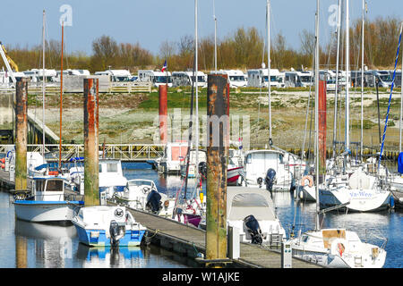 Kleine Boote Festlegung im Quay in der Hafen, Le Crotoy, Somme, Hauts-de-France, Frankreich Stockfoto