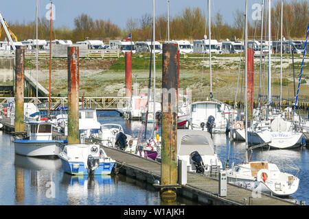 Kleine Boote Festlegung im Quay in der Hafen, Le Crotoy, Somme, Hauts-de-France, Frankreich Stockfoto