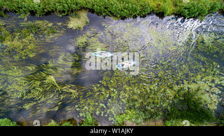 Luftbild vom 30. Juni zeigt ein Kanu auf dem Fluss Cam von grantchester Meadows, Cambridgeshire, am Sonntag Nachmittag, als Leute, die die meisten der gut Wetter machen. Kühleres Wetter ist für später in der Woche prognostiziert. Das Met Office Prognose für heute ziemlich bewölkt über Schottland und Nordirland mit etwas Regen oder schweren Duschen. Anderswo, weitgehend trocken mit sonnigen Perioden, obwohl eher zunächst im Westen bewölkt. Gefühl frischer für alle, aber immer noch warm in jedem Sonnenschein im Süden. Heute Abend: Trocken mit klar über Nacht im Süden und Osten. Anderswo eher bewölkt, w Stockfoto