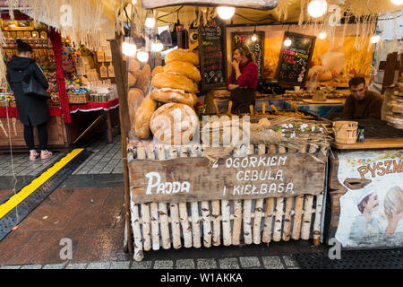 Hausgemachtes Brot mit verschiedenen Füllungen Stall, Krakau im Freien Markt, Krakau, Polen, Europa. Stockfoto