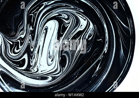 Abstraktes Bild Mischen von zwei Farben. Die Textur der Kreise von Weiß und Schwarz Lack Stockfoto