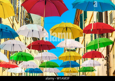 Bunte Sonnenschirme hängen in den Straßen des historischen Zentrums von Ravenna, Italien Stockfoto