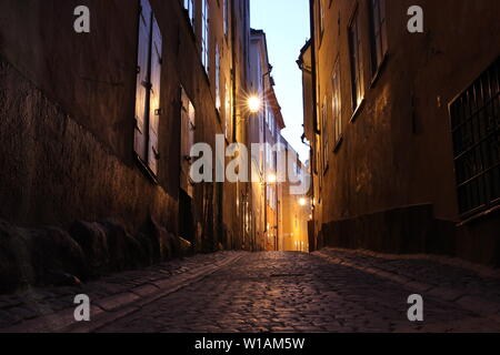Schöne leere beleuchtete Straßen auf der Insel Gamla Stan, Stockholms Altstadt mittelalterliche Stadtzentrum. Stockfoto