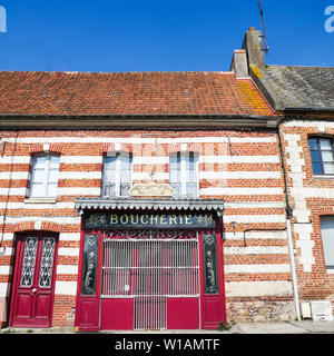 Alte Metzgerei shop Fassade, Saint-Riquier, Somme, Hauts-de-France, Frankreich Stockfoto