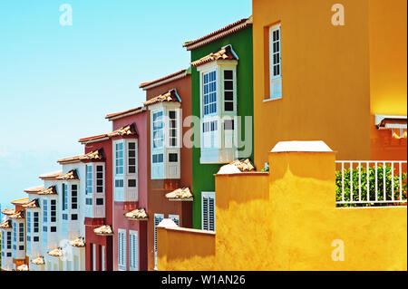 Reihe von bunten Häusern und dem klaren, blauen Himmel auf Teneriffa, Kanarische Inseln, Spanien. Stockfoto