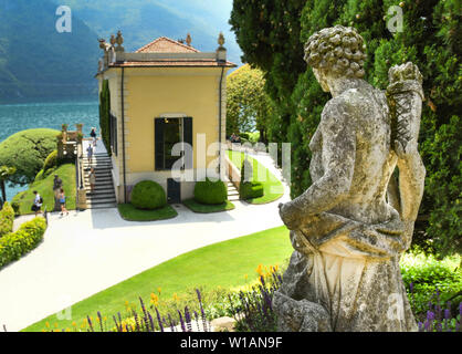 LENNO, Comer See, Italien - JUNI 2019: steinerne Statue mit Blick auf dem Gelände der Villa Balbianello in Lenno am Comer See. Stockfoto