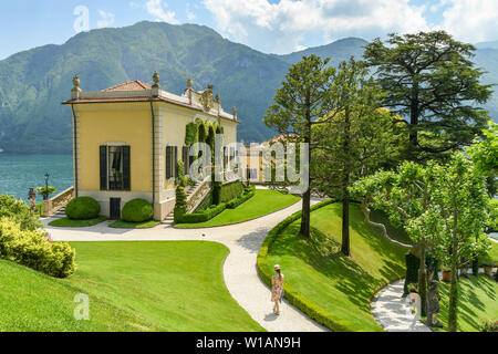 LENNO, Comer See, Italien - JUNI 2019: Person zu Fuß durch das Gelände der Villa Balbianello in Lenno am Comer See. Stockfoto