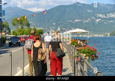 Comer see, Italien - JUNI 2019: Menschen zu Fuß entlang des Seeufers in Cadenabbia am Comer See. Stockfoto