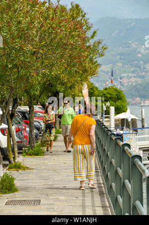 Comer see, Italien - JUNI 2019: Person zu Fuß entlang des Seeufers in Cadenabbia am Comer See. Stockfoto