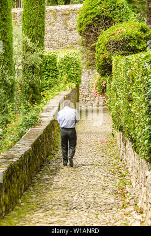 Comer see, Italien - JUNI 2019: Person einen Narrrow gepflasterten Pfad auf der Route der Greenway del Lago di Como. Stockfoto