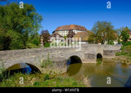 Mittelalterliche Brücke über die Aisch mit Stadtschloss, Hochstadt-an-der-Aisch, Mittelfranken, Franken, Deutschland Stockfoto