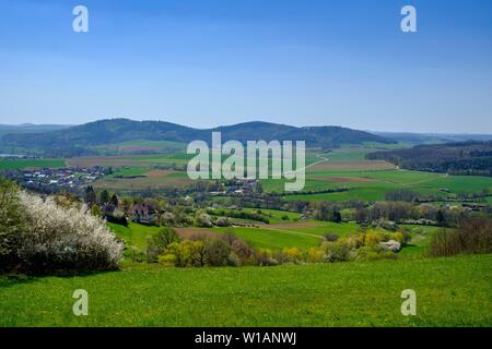 Sicht auf das Tal im Frühling, in der Nähe von Bad Staffelstein, Oberfranken, Bayern, Deutschland Stockfoto