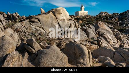 Granit Felsen mit Leuchtturm von Capo Testa, Sardinien, Italien Stockfoto