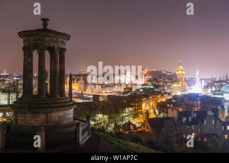 Blick vom Calton Hill mit der Dugald Stewart Denkmal über die historische Altstadt mit Burg von Edinburgh, Edinburgh, Schottland, Vereinigtes Königreich Stockfoto