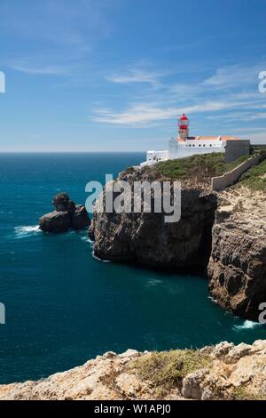 Leuchtturm an der Steilküste, Cabo de Sao Vicente, Kap Sankt Vinzenz, südwestliche Punkt Europas, Algarve, Portugal Stockfoto