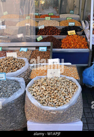 Große Sack aus gerösteten Jumbo Erdnüsse in der Schale bei Farmers Market Stockfoto
