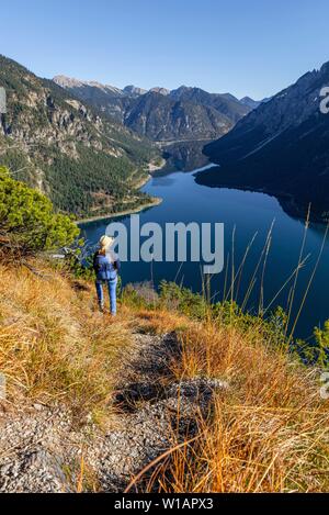 Weibliche Wanderer in die Ferne schaut, hinter Schonjochl, Plansee, Ammergauer Alpen, Bezirk Reutte, Tirol, Österreich Stockfoto