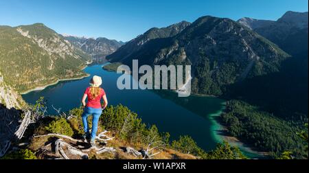 Weibliche Wanderer in die Ferne schaut, hinter Schonjochl, Plansee, Ammergauer Alpen, Bezirk Reutte, Tirol, Österreich Stockfoto