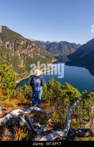 Weibliche Wanderer in die Ferne schaut, hinter Schonjochl, Plansee, Ammergauer Alpen, Bezirk Reutte, Tirol, Österreich Stockfoto