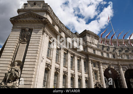 Gebogene Admiralty Arch Gebäude auf der Mall Queen Victoria mit weiblichen Figur der Navigation St James's, London England gewidmet Stockfoto