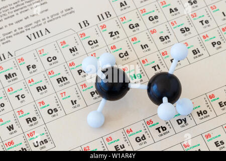 Periodensystem der Elemente mit einem plastischen Ball-and-Stick-Modell eines Ethanmoleküls (C2H6). Stockfoto