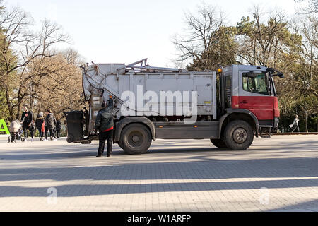 Varna, Bulgarien, 28. Februar 2019. Die müllwagen Fahrer steuert die Entleerung der Mülleimer. Laden von Müll in einem müllwagen. Stockfoto