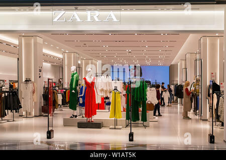 Varna, Bulgarien, 17. März 2019. Eingang zu Zara Store in der Grand Mall Shopping Centre. Die hellen und eleganten Verkaufsraum von Zara Varna in Bulgarien. Stockfoto