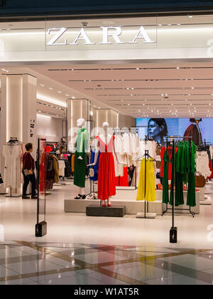 Varna, Bulgarien, 17. März 2019. Eingang zu Zara Store in der Grand Mall Shopping Centre. Die hellen und eleganten Verkaufsraum von Zara in Bulgarien. Stockfoto