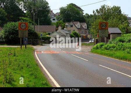 Das Vieh grid am Ende der Gemeinsamen stoppen Schafe in St. Brides großen Dorf onn die Hauptroute von ewenny zu Perücke. Stockfoto