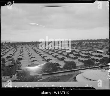 Arcadia, Kalifornien. Aus der Vogelperspektive Viertel für Umsiedler von japanischen Vorfahren bei Santa Anita ein. . .; Umfang und Inhalt: Der vollständige Titel für dieses Foto liest: Arcadia, Kalifornien. Aus der Vogelperspektive Viertel für Umsiedler von japanischen Vorfahren bei Santa Anita Sammelstelle. Umsiedler wird später in den Krieg Umzug Behörde übertragen werden Zentren für die Dauer. Stockfoto