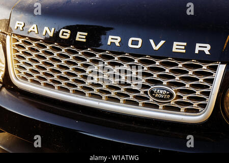 Varna, Bulgarien, 07. Dezember 2018. In der Nähe von verschmutzten Range Rover Chrom auto Grill mit Land Rover Logo. Stockfoto