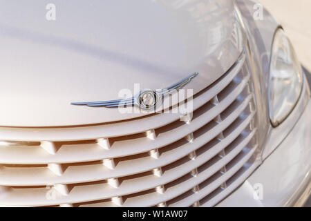 Varna, Bulgarien, 20. Februar 2019. Chrom Chrysler logo Anmelden Close-up. Motorhaube und Auto Grill vom silbernen Chrysler auf einem Parkplatz. Stockfoto