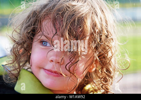 Weltliche drei Jahre alte Mädchen mit blauen Augen und lockiges Haar Stockfoto