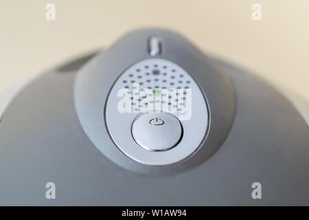 Auf Off und Reset-Tasten auf der Oberseite des Computers Systemeinheit. Power-Taste auf der PC-Gehäuse. Hardware Konzept. Close Up. Stockfoto