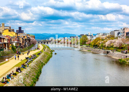 Am Fluss Kamogawa (Kamogawa) in Kyoto, Japan Stockfoto