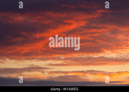 Panorama Himmel und Cumulonimbus Cloud in hellen Farben und bunten glatte Himmel im Sonnenuntergang. Abstrakte sky Stockfoto