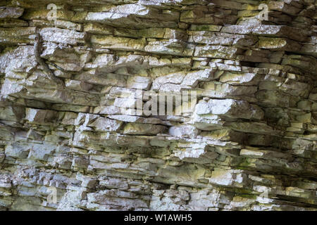 Textur, die hintergrundebenen und Rissen in Sedimentgestein auf Felswand. Felsen von Rock Mountain. Rock Schiefer in den Berg. Nahtlose abstrakte backgro Stockfoto