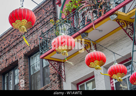 Rot und gold Chinesische Laternen hängen in der Chinatown von San Francisco, Kalifornien, USA. Stockfoto