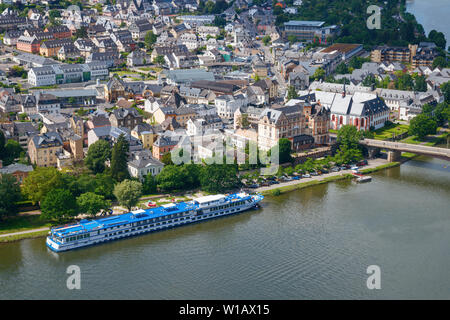 Luftaufnahme der Häuser und Straßen von West Bernkastel-Kues, der Mosel und ein großes Kreuzfahrtschiff. Rheinland-pfalz, Deutschland. Stockfoto