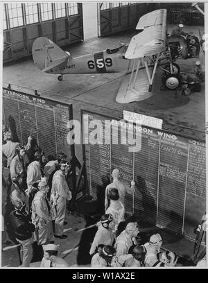 Englisch: Luftfahrt Kadetten prüfen Flug Boards für Last Minute die Anweisungen der Naval Air Training Center Corpus Christi, Texas., 11/1942 Русский: Лётчики - курсанты получают последние наставления перед полётом в центре Морском воздушном Кристи, Техас, 11/1942; Allgemeine Hinweise: Verwenden Sie Krieg und Konflikt Nummer 733 bei der Bestellung eine Reproduktion oder Anforderung von Informationen zu diesem Bild. Stockfoto