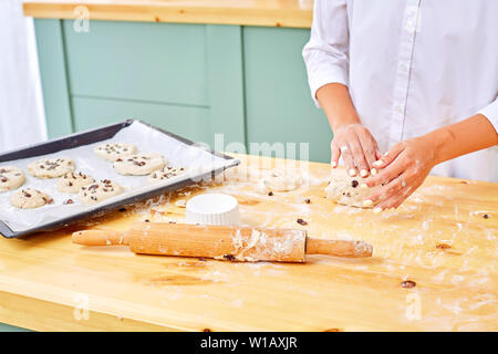 Händen der Bäcker männlichen kneten Teig Stockfoto
