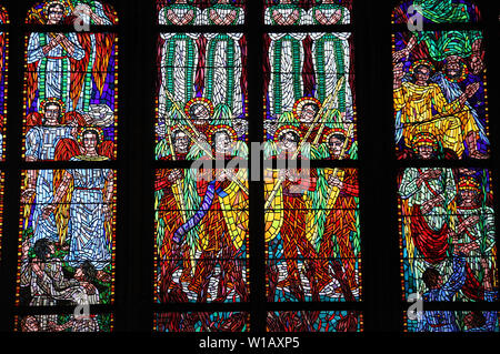 Detail der Barton-Dobenin Kapelle Fenster an der Metropolitan Kathedrale des heiligen Vitus Wenzel und Adalbert in Prag Stockfoto