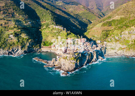 Vernazza Antenne Panoramablick. Vernazza ist eine kleine Stadt in der Nationalpark der Cinque Terre, La Spezia Provinz in der Region Ligurien, Norditalien Stockfoto