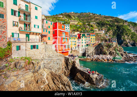 Riomaggiore ist eine kleine Stadt in der Nationalpark der Cinque Terre, La Spezia Provinz in der Region Ligurien, Norditalien Stockfoto