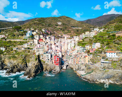 Riomaggiore Antenne Panoramablick. Riomaggiore ist eine kleine Stadt in der Nationalpark der Cinque Terre, La Spezia Provinz in der Region Ligurien, Norditalien Stockfoto