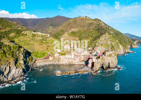 Vernazza Antenne Panoramablick. Vernazza ist eine kleine Stadt in der Nationalpark der Cinque Terre, La Spezia Provinz in der Region Ligurien, Norditalien Stockfoto