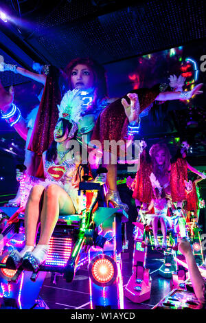 Ausführende auf große Roboter liegen am Roboter Restaurant, Tokyo, Japan sitzen Stockfoto