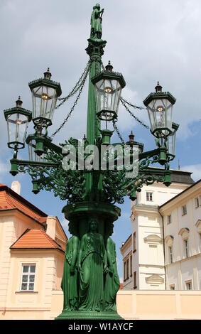 Alte gaslight aus den 1860er Jahren auf der Burg in Prag, die jetzt zu Strom umgewandelt wurde. Stockfoto